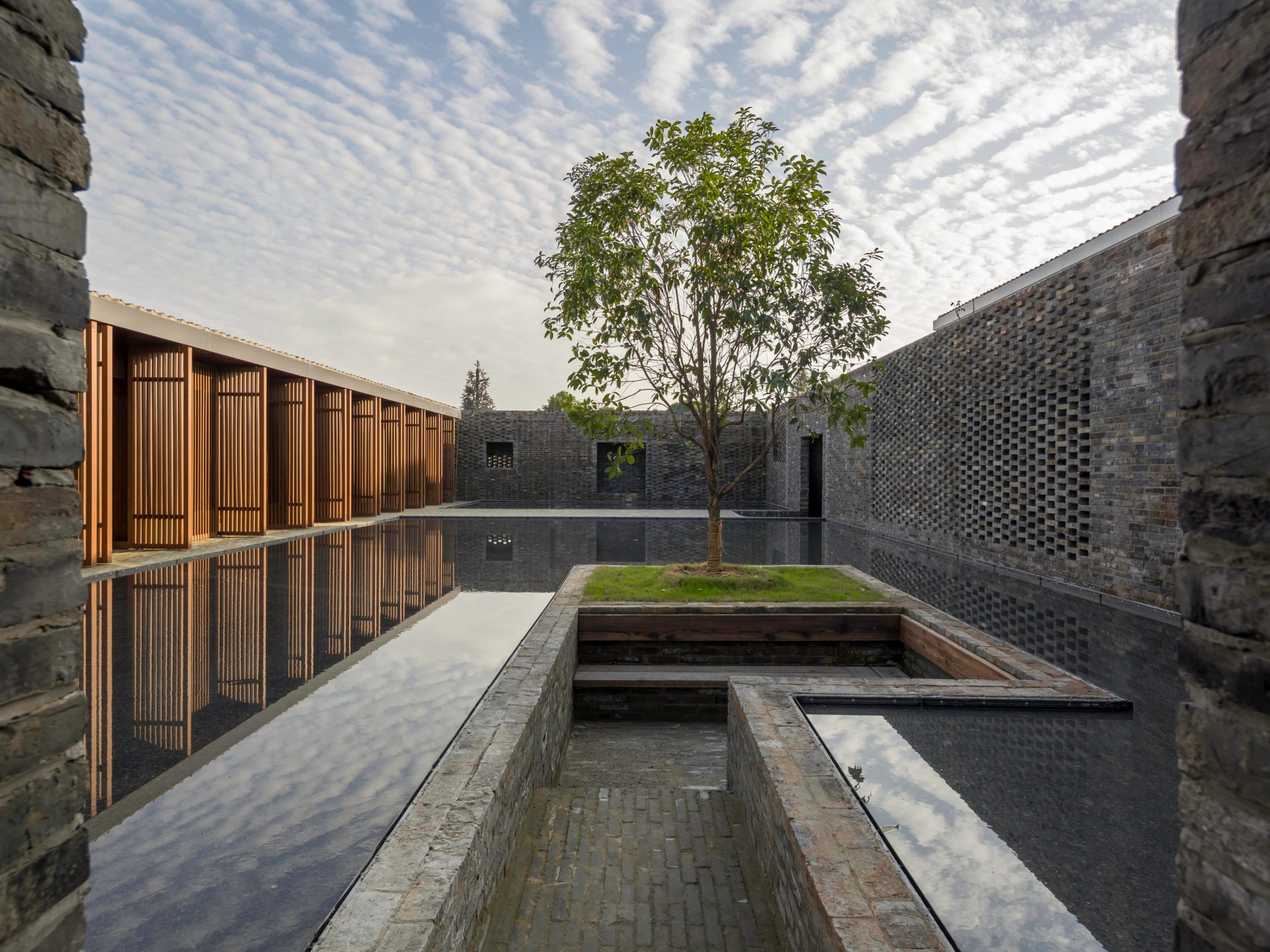 Tsingpu Yangzhou Retreat. Brick Award 22 Category "Building outside the box". neri & hu design and research office. Courtyard view
