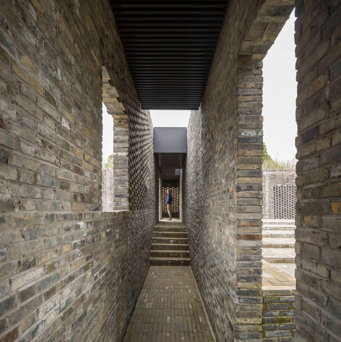 Tsingpu Yangzhou Retreat. Brick Award 22 Category "Building outside the box". neri & hu design and research office. Hallway view