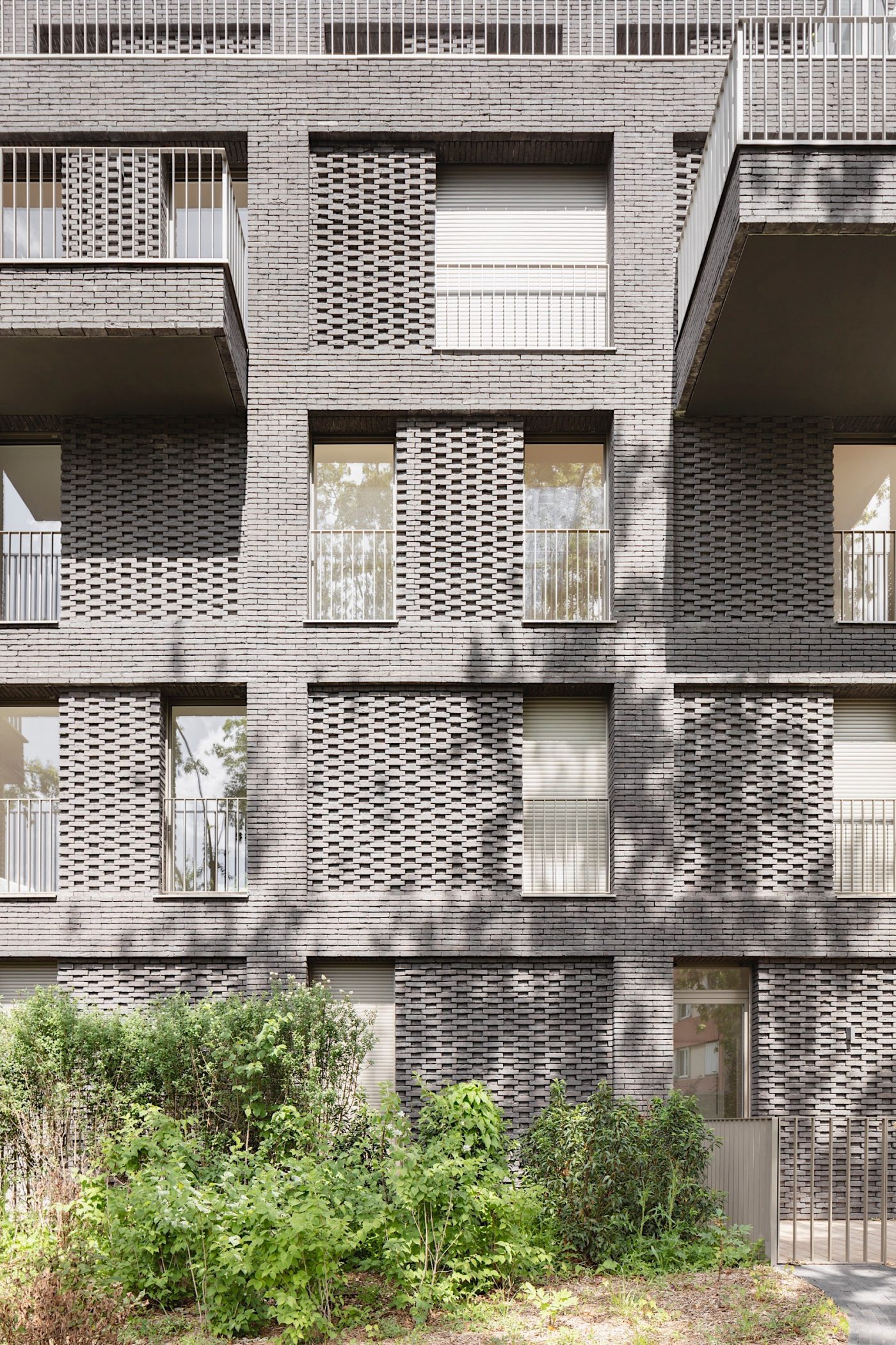 88 housing units Pantin, Brick Award 22 Category "Living together", Architects: Avenier Cornejo Architects, close-up of the grey facade