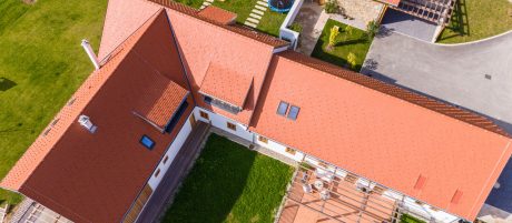 Vino Gross reference building in Zgornja Kungota (Slovenia), constructed with IZO Profi and Profi bricks, as well as Tondach roof tiles of various models and colors.