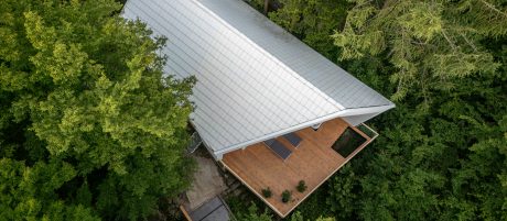 Perem Guesthouse project built with Tondach Planoton 9 FusionProtect white ceramic tiles. Architect: Roland Lieb, Photographer: Péter Rajkai    A Perem Vendégház tetője Tondach Planoton 9 FusionProtect fehér kerámiacserepekből épült. Építész: Roland Lieb, fotós: Rajkai Péter