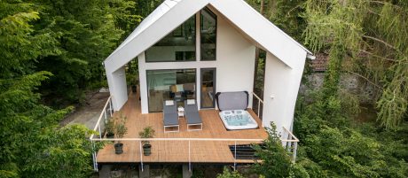 Perem Guesthouse project built with Tondach Planoton 9 FusionProtect white ceramic tiles. Architect: Roland Lieb, Photographer: Péter Rajkai; A Perem Vendégház tetője Tondach Planoton 9 FusionProtect fehér kerámiacserepekből épült. Építész: Lieb Roland, fotós: Rajkai Péter