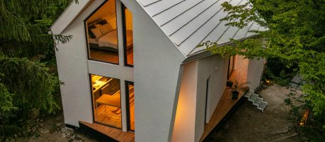 Perem Guesthouse project built with Tondach Planoton 9 FusionProtect white ceramic tiles. Architect: Roland Lieb, Photographer: Péter Rajkai; A Perem Vendégház tetője Tondach Planoton 9 FusionProtect fehér kerámiacserepekből épült. Építész: Lieb Roland, fotós: Rajkai Péter
