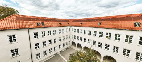 Referenzobjekt Schule Ludwigsburg. Verbaute Produkte: Koramic Alegra 8 rot engobiert und Wevolt X-Frame rot