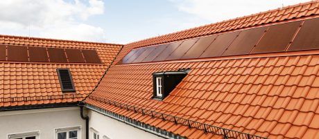 Referenzobjekt Schule Ludwigsburg. Verbaute Produkte: Koramic Alegra 8 rot engobiert und Wevolt X-Frame rot