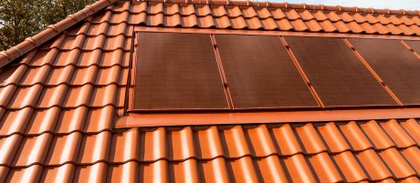 Referenzobjekt Schule Ludwigsburg. Verbaute Produkte: Koramic Alegra 8 rot engobiert und Wevolt X-Frame rot