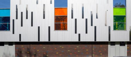  Colorful sports hall. Salle des sports colorée Mendès, rue du petit pont  59 650 Villeneuve-d’Ascq. Bricks marono brun extra E1 and glazed bricks Terca.