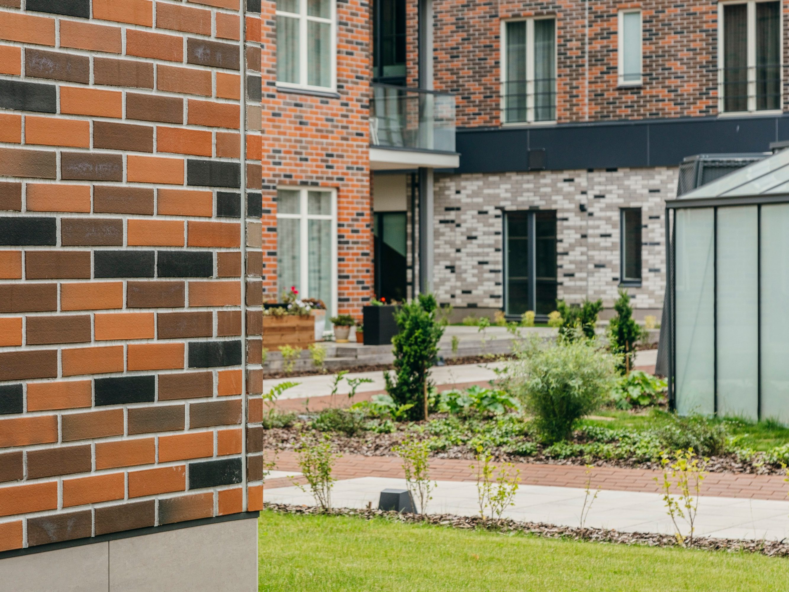 Uus-Veerenni residential development. Used materials: Terca Grafiiti, Pellava, Tuohi, Flame, Punainen, Terrakota and Kaakao ceramic brick slips, Penter Terrakota clinker pacers from Aseri plant (Estonia). Architect: Tõnis Tarbe and Johann-Aksel Tarbe (Tarbe OÜ). Landscape architect: Karin Bachmann and Mirko Traks (Kino Maastikuarhitektid OÜ). Construction company: Merko Ehitus Eesti. Photo: Heikki Avent.