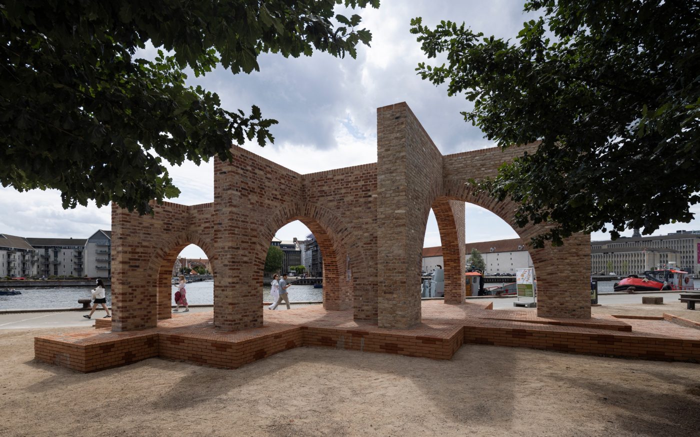 Brick: EW0466 Kobber - EW2331 Rosé - EW2207 Rød mørk - EW2115 Sommer | Bricks in Common Pavillion, Copenhagen