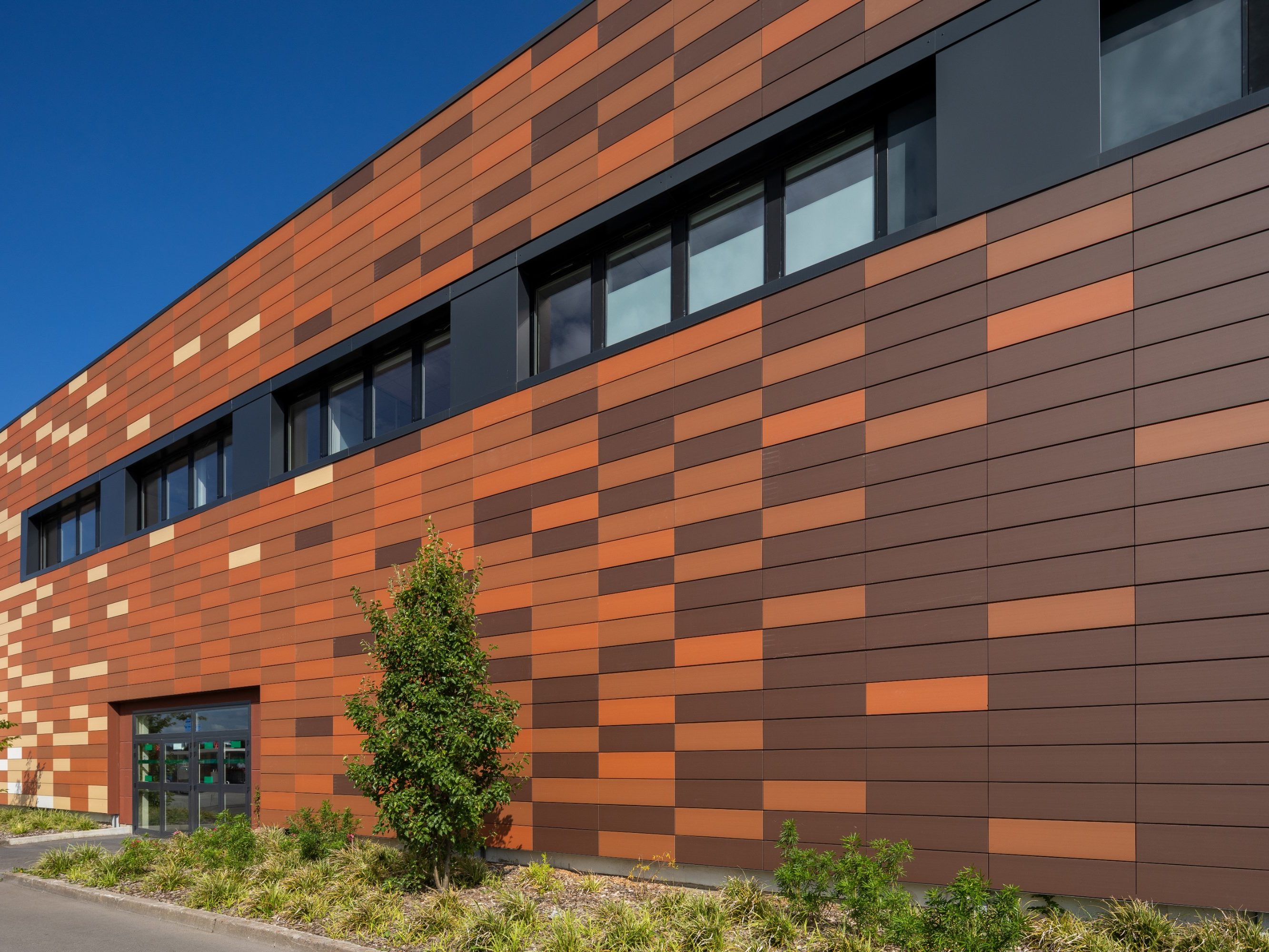 Argeton RENOVATION CENTRE COMMERCIAL AU SHOPPING BARDAGE ARGETON ET TERREAL UTILISATION BARDAGE EXISTANT LOCI ANIMA FREDERIC DARBOIS Monde Monde 15 ARGELITE