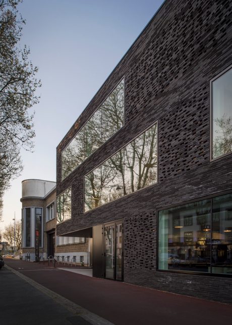 Office building with two levels. Siding's implementation. SCI Dedale, 16 avenue de la Perrière 56100 LORIENT. Brick Terca Briques Pleines 495 x 95 x 48 Cassia Noir graphite. Pose à joints vifs.