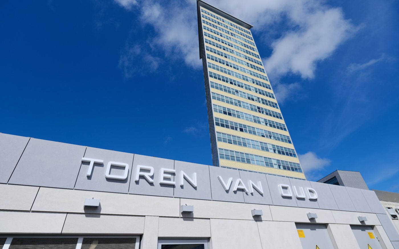 Renovation Apartment Building Toren van Oud | Den Haag | Architect: Bos Hofman Architektenkombinatie & Archipelontwerpers Eric Vreedenburgh | Panels: Lammers Beton, Weert | Developer: Euraco Vastgoed + Westend, Do Tetteroo | Facade: Glazed bricks special