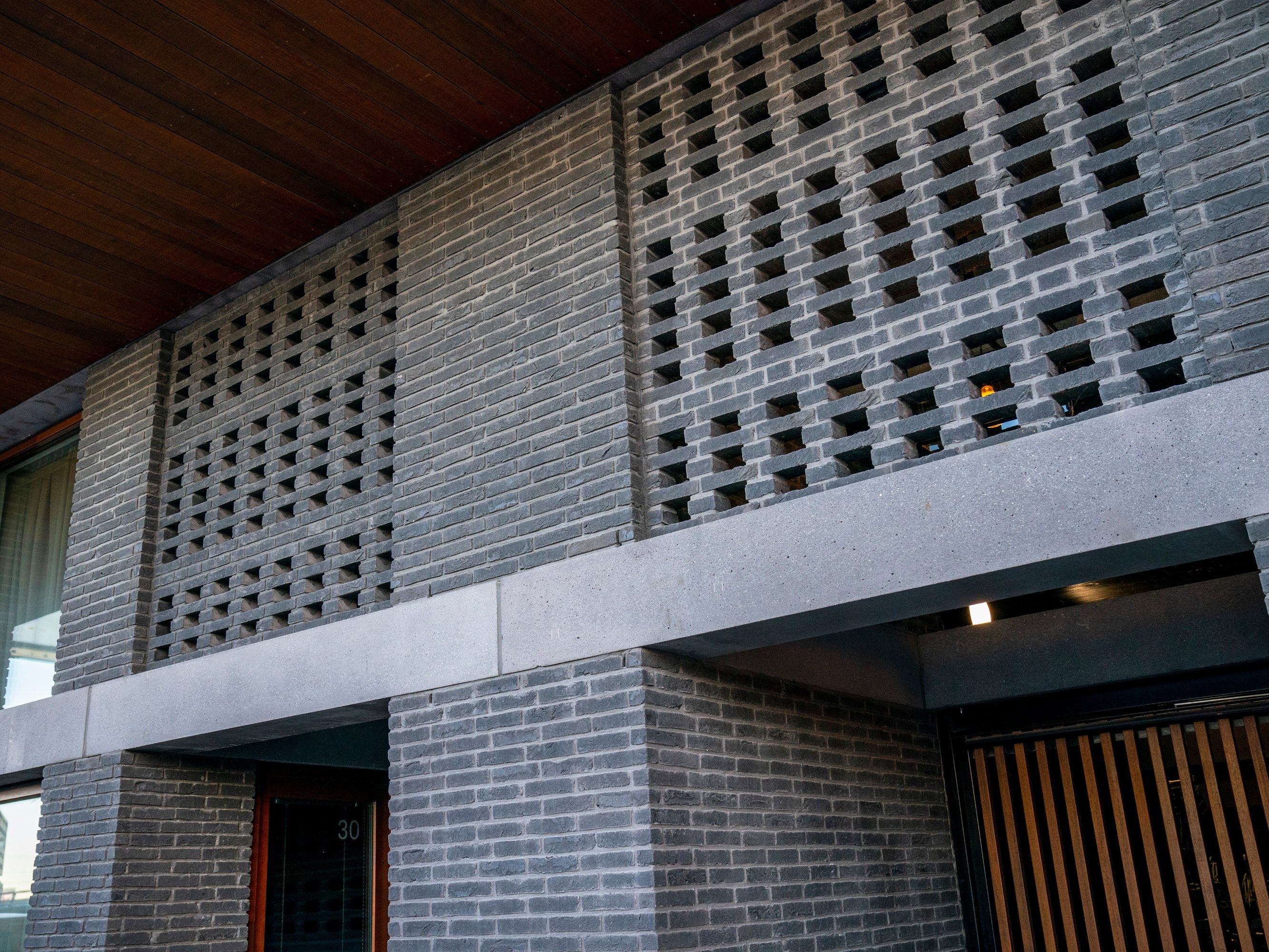 Agora Agaatgrijs HV EcoBrick. Architect: Ivar van der Zwan, Workshop Architecten. Projectontwikkelaar: VORM. Aannemer: Hillen & Roosen. Newly built apartments | De Keizer, Amsterdam