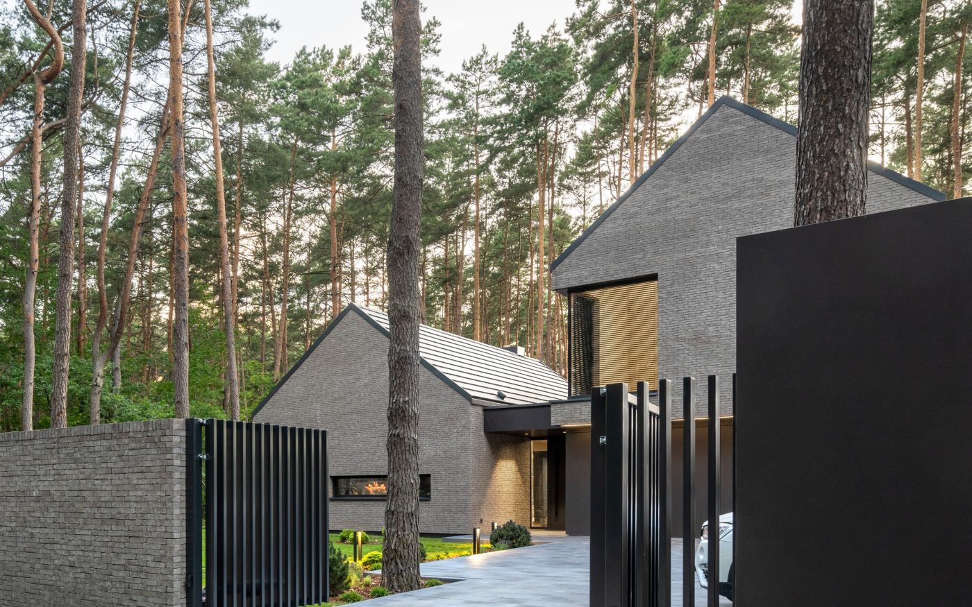 Forest Inspired House, Z3Z Architekci, Koramic Orea 9 grey engobe , Terca Iluzo grey