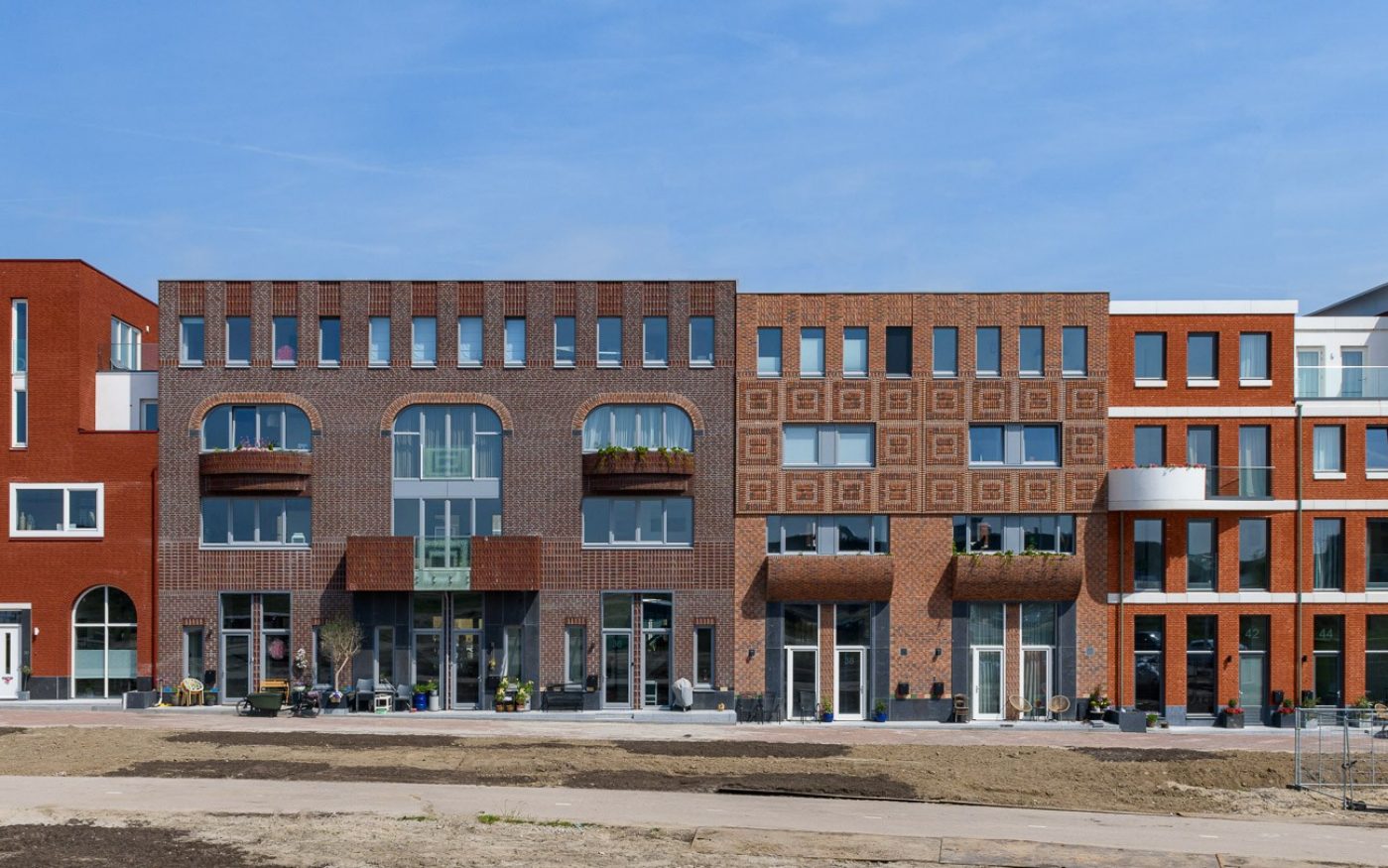 New construction 41 houses and 9 appartments Sinfonia | Leidsche Rijn, Utrecht | Facade brick: Veldbrons Gesinterd HV WF, Navarra HV WF, Blauwrood Genuanceerd HV WF, en EF en de Teunisbloem WS WF | Paver: Ravenna DF
