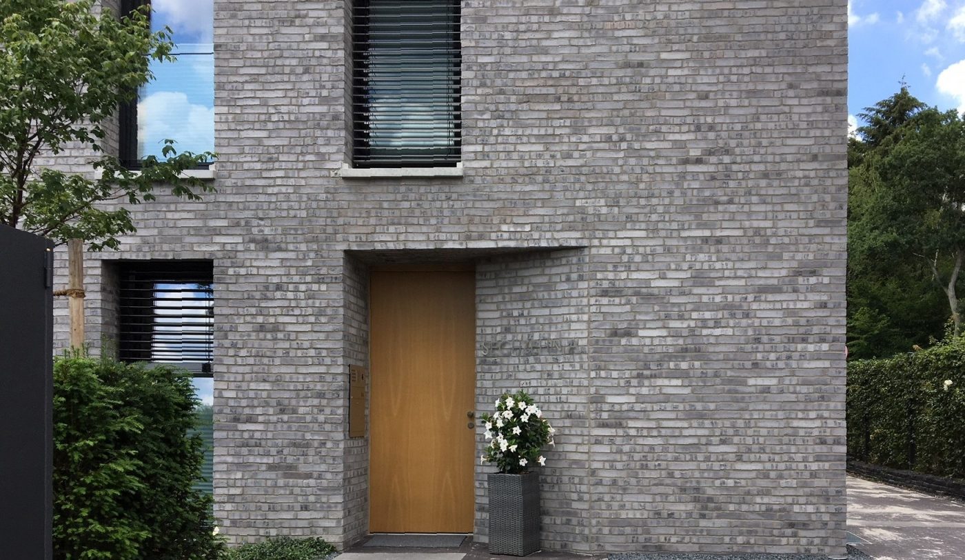 A white facade, five floors and an open door. • Graanmarkt 13