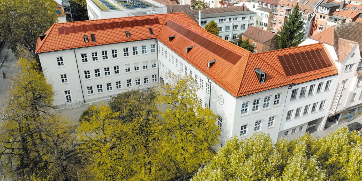 Referenzobjekt Schule Ludwigsburg. Verbaute Produkte: Koramic Alegra 8 rot engobiert und Wevolt X-Frame rot