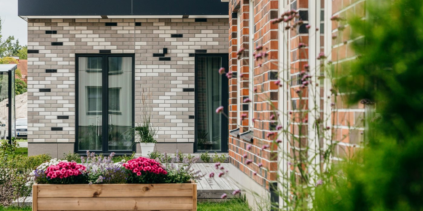 Uus-Veerenni residential development. Used materials: Terca Grafiiti, Pellava, Tuohi, Flame, Punainen, Terrakota and Kaakao ceramic brick slips, Penter Terrakota clinker pacers from Aseri plant (Estonia). Architect: Tõnis Tarbe and Johann-Aksel Tarbe (Tarbe OÜ). Landscape architect: Karin Bachmann and Mirko Traks (Kino Maastikuarhitektid OÜ). Construction company: Merko Ehitus Eesti. Photo: Heikki Avent.
