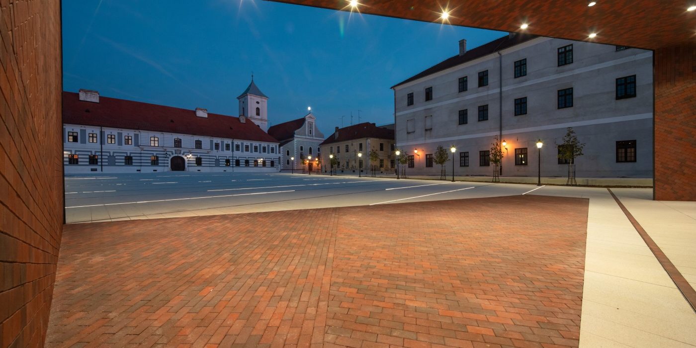 Semmelrock referentni projekt Trg V. Lisinskog, Osijek - klinker opeka uz popločeni barokni trg, Penter klinker opeka.