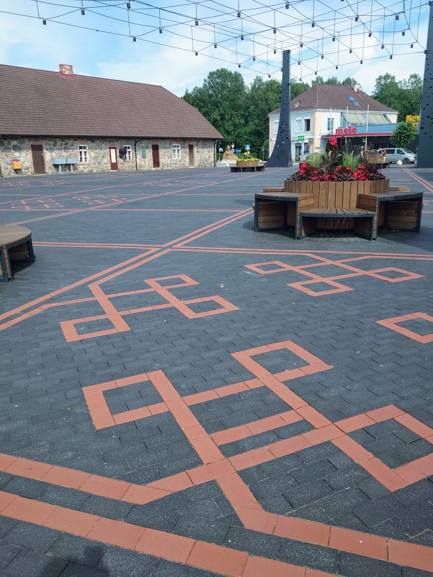 The central square in the town of Tõrva, Tõrva tower and bus station, ,Estonia. Used materials: Penter pavers Red Rough and Grafit Rough from Aseri plant (Estonia). Architect: Arhitektuuribüroo Arhitekt Must OÜ (Mari Rass, Ott Alver, Alvin Järving). Designer: Novarc Group AS. Client: Tõrva Linnavalitsus. Constructor: AS Merko Ehitus Eesti. Photographer: Evelyn Parv.