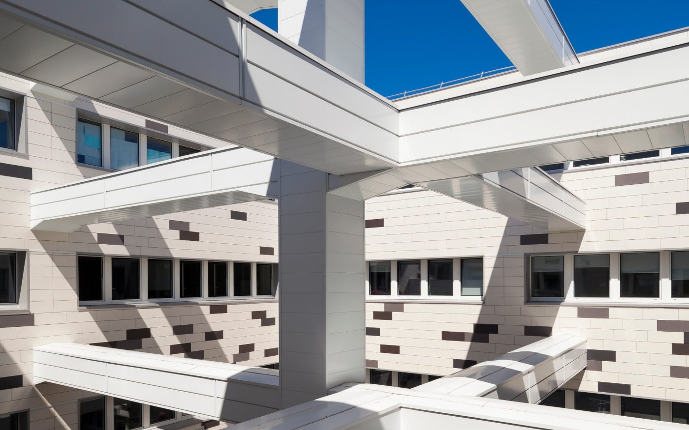 Plublic space with 4 levels. Rue Nationale 59000 Lille. Products Argelite tints  blanc carrare, gris basalte, gris métal.