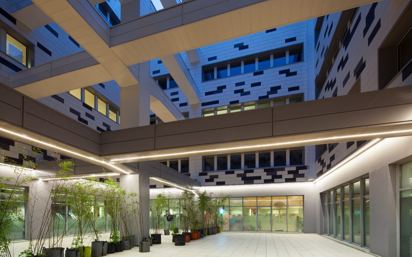 Plublic space with 4 levels. Rue Nationale 59000 Lille. Products Argelite tints  blanc carrare, gris basalte, gris métal.