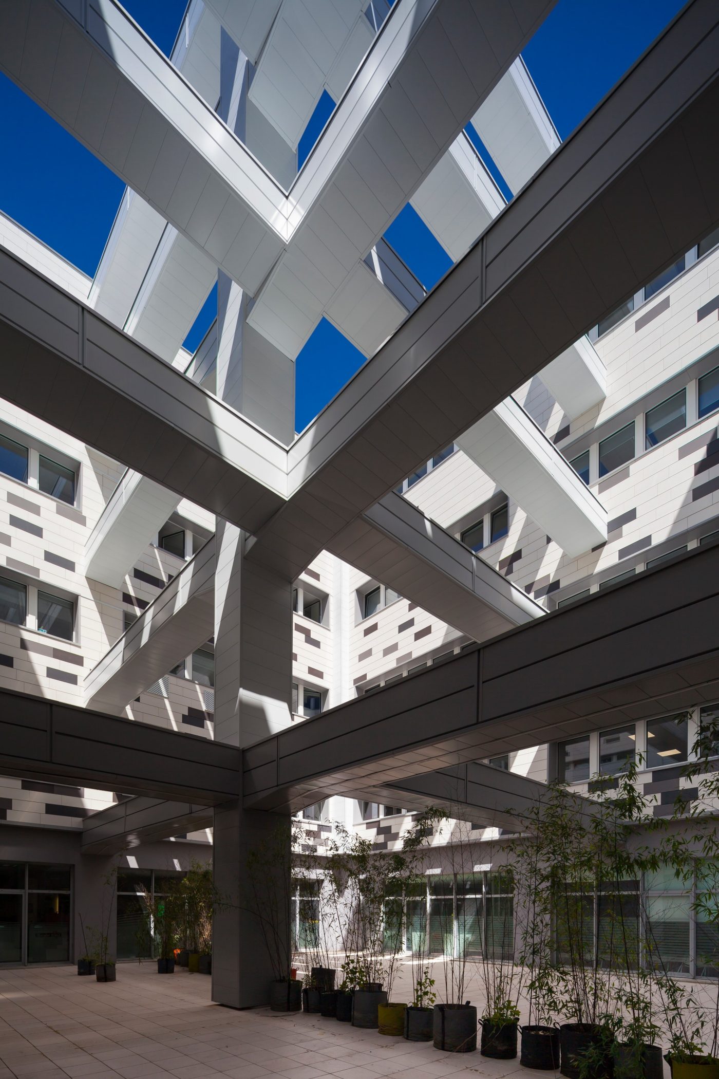 Plublic space with 4 levels. Rue Nationale 59000 Lille. Products Argelite tints  blanc carrare, gris basalte, gris métal.