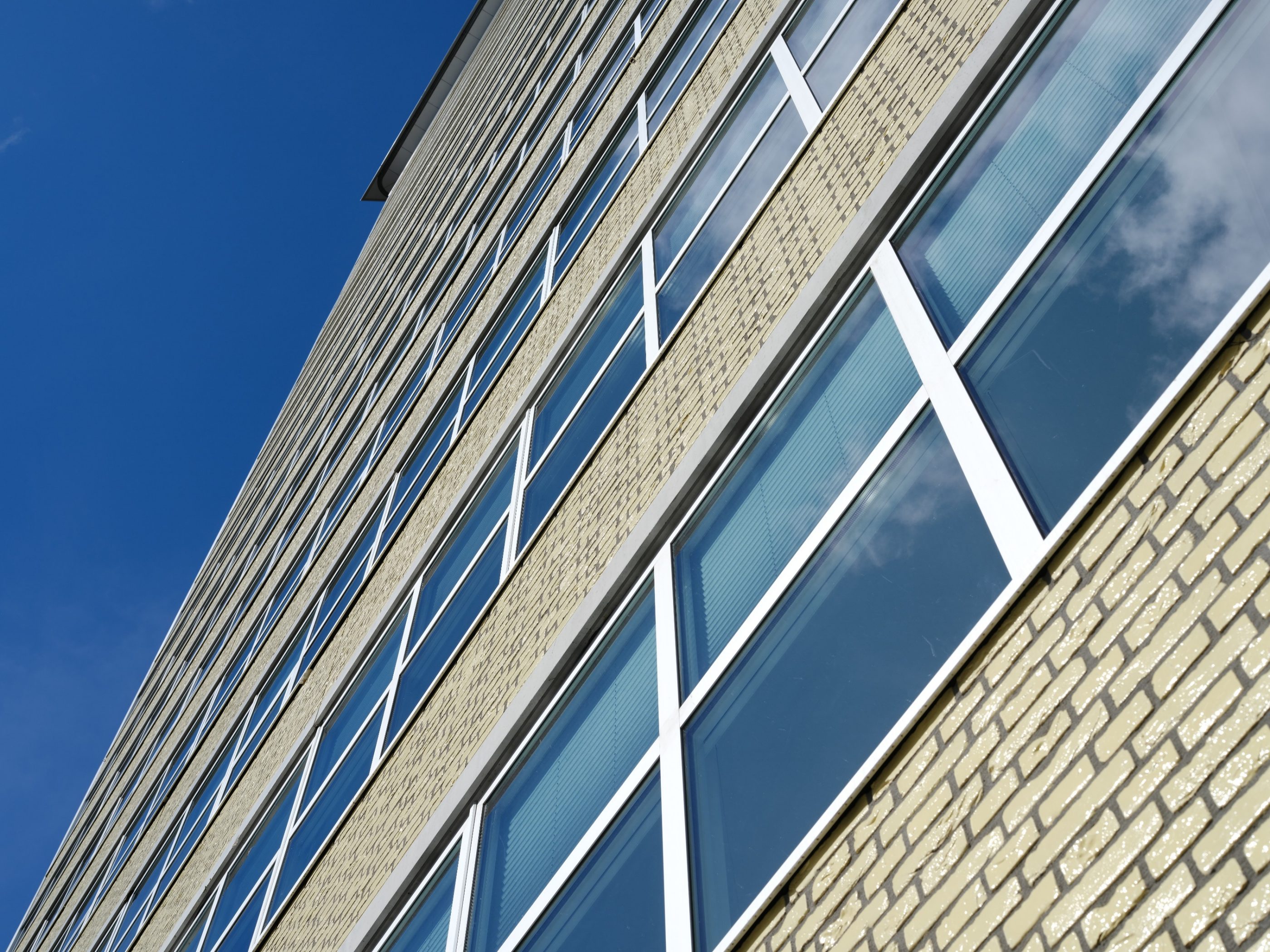 Renovation Apartment Building Toren van Oud | Den Haag | Architect: Bos Hofman Architektenkombinatie & Archipelontwerpers Eric Vreedenburgh | Panels: Lammers Beton, Weert | Developer: Euraco Vastgoed + Westend, Do Tetteroo | Facade: Glazed bricks special