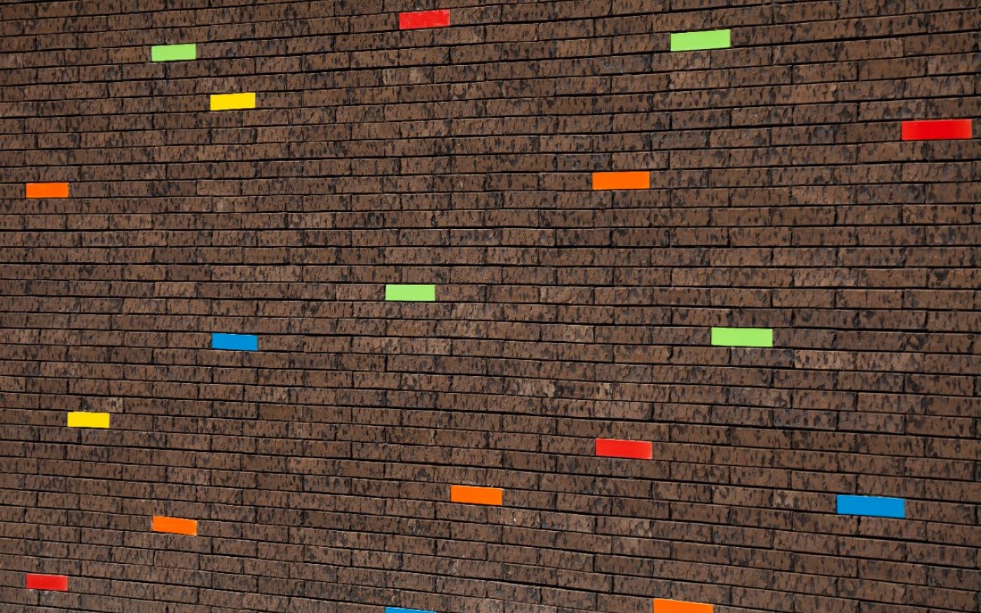  Colorful sports hall. Salle des sports colorée Mendès, rue du petit pont  59 650 Villeneuve-d’Ascq. Bricks marono brun extra E1 and glazed bricks Terca.