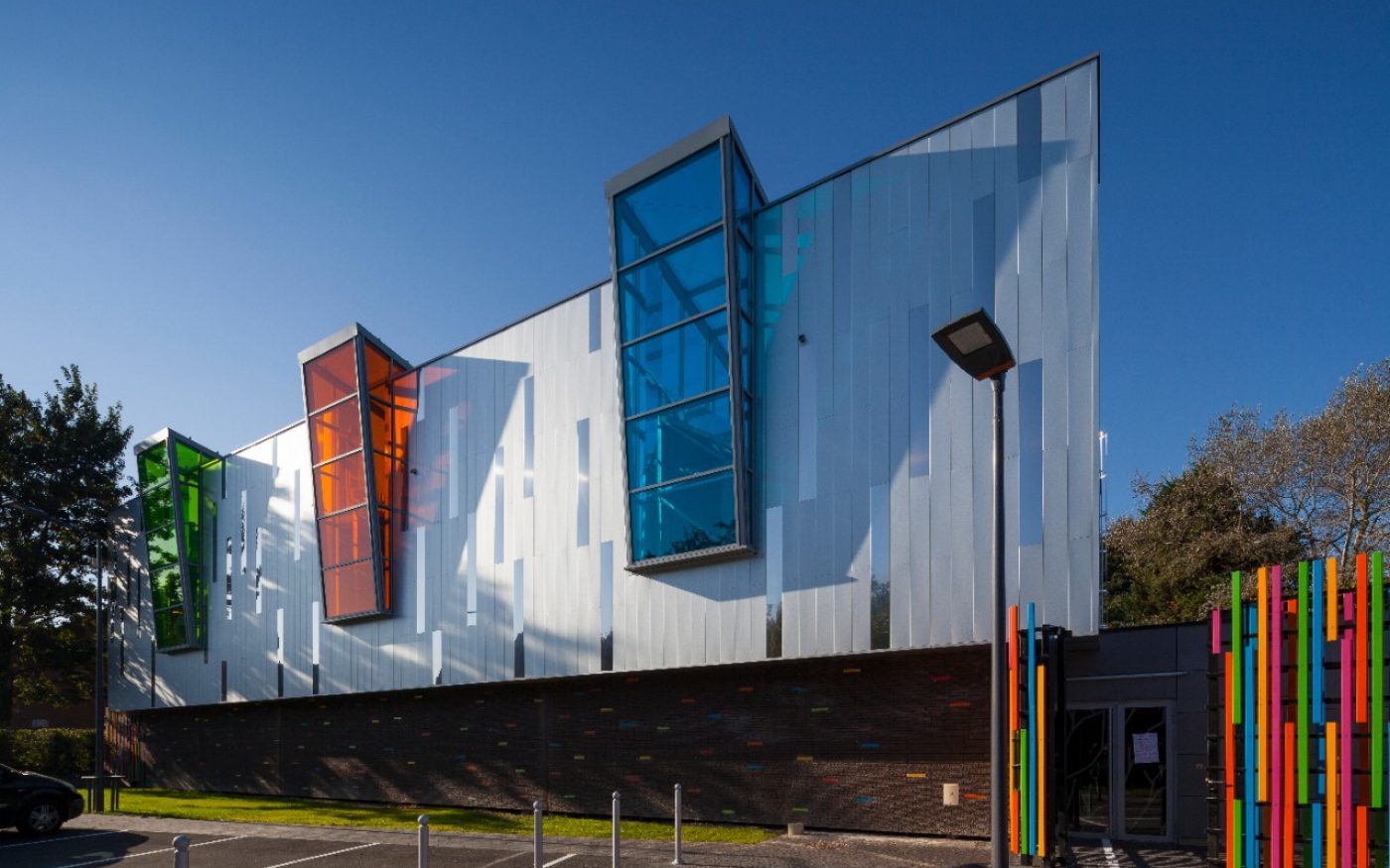  Colorful sports hall. Salle des sports colorée Mendès, rue du petit pont  59 650 Villeneuve-d’Ascq. Bricks marono brun extra E1 and glazed bricks Terca.