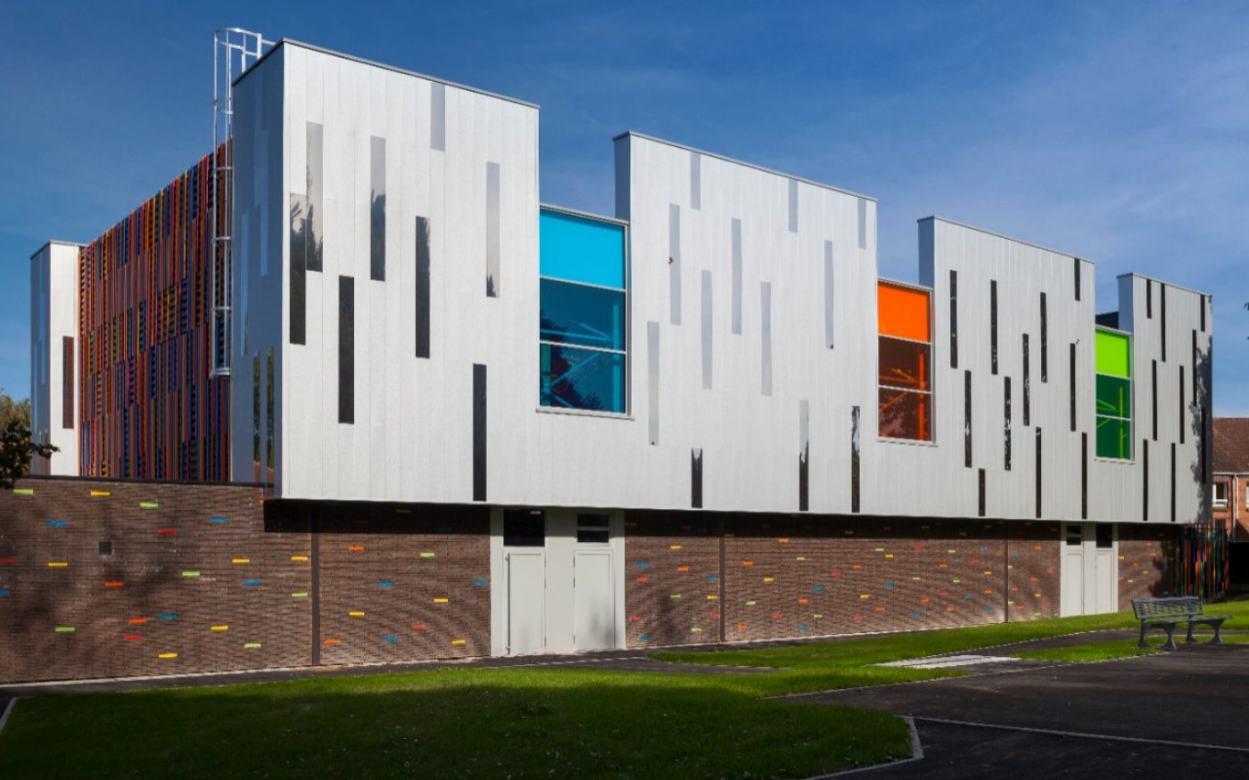  Colorful sports hall. Salle des sports colorée Mendès, rue du petit pont  59 650 Villeneuve-d’Ascq. Bricks marono brun extra E1 and glazed bricks Terca.