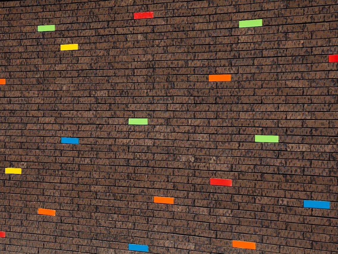  Colorful sports hall. Salle des sports colorée Mendès, rue du petit pont  59 650 Villeneuve-d’Ascq. Bricks marono brun extra E1 and glazed bricks Terca.