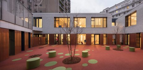 The childhood structure multi-host with a single storey. La Villa Vauvenargues, Pôle enfance avec structure multi-accueil (120 berceaux, accueil de familles fragilisées, crèche associative, crèche faimiale), 10 rue Vauvenargues 75018 PARIS. Tile Koramic Plate 301 17 x 27 Blanc Emaillé, 3 nuances.