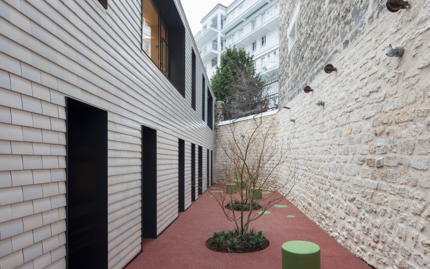 The childhood structure multi-host with a single storey. La Villa Vauvenargues, Pôle enfance avec structure multi-accueil (120 berceaux, accueil de familles fragilisées, crèche associative, crèche faimiale), 10 rue Vauvenargues 75018 PARIS. Tile Koramic Plate 301 17 x 27 Blanc Emaillé, 3 nuances.