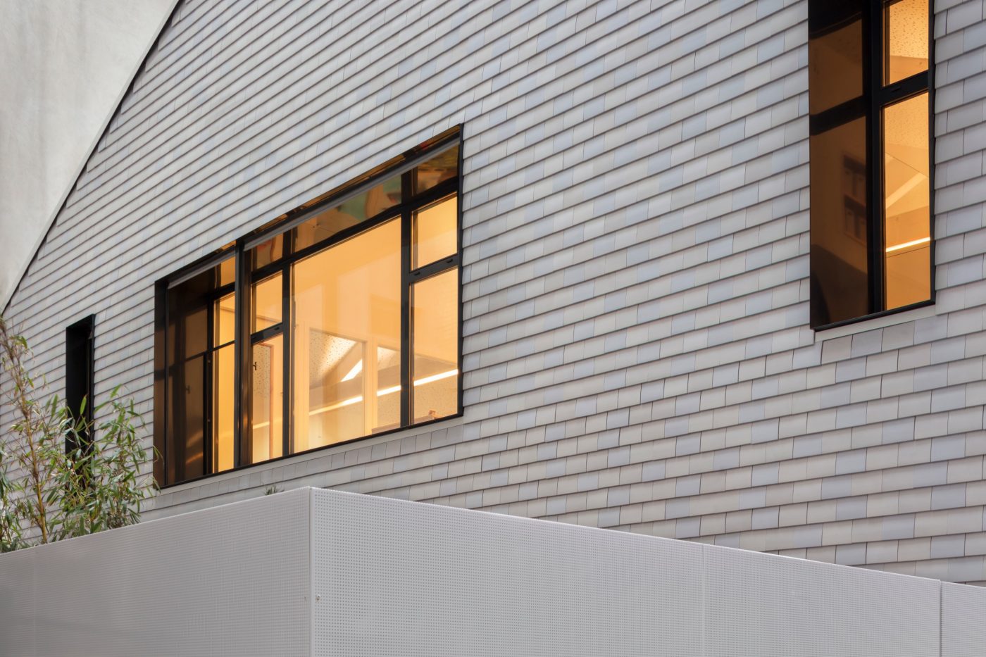 The childhood structure multi-host with a single storey. La Villa Vauvenargues, Pôle enfance avec structure multi-accueil (120 berceaux, accueil de familles fragilisées, crèche associative, crèche faimiale), 10 rue Vauvenargues 75018 PARIS. Tile Koramic Plate 301 17 x 27 Blanc Emaillé, 3 nuances.