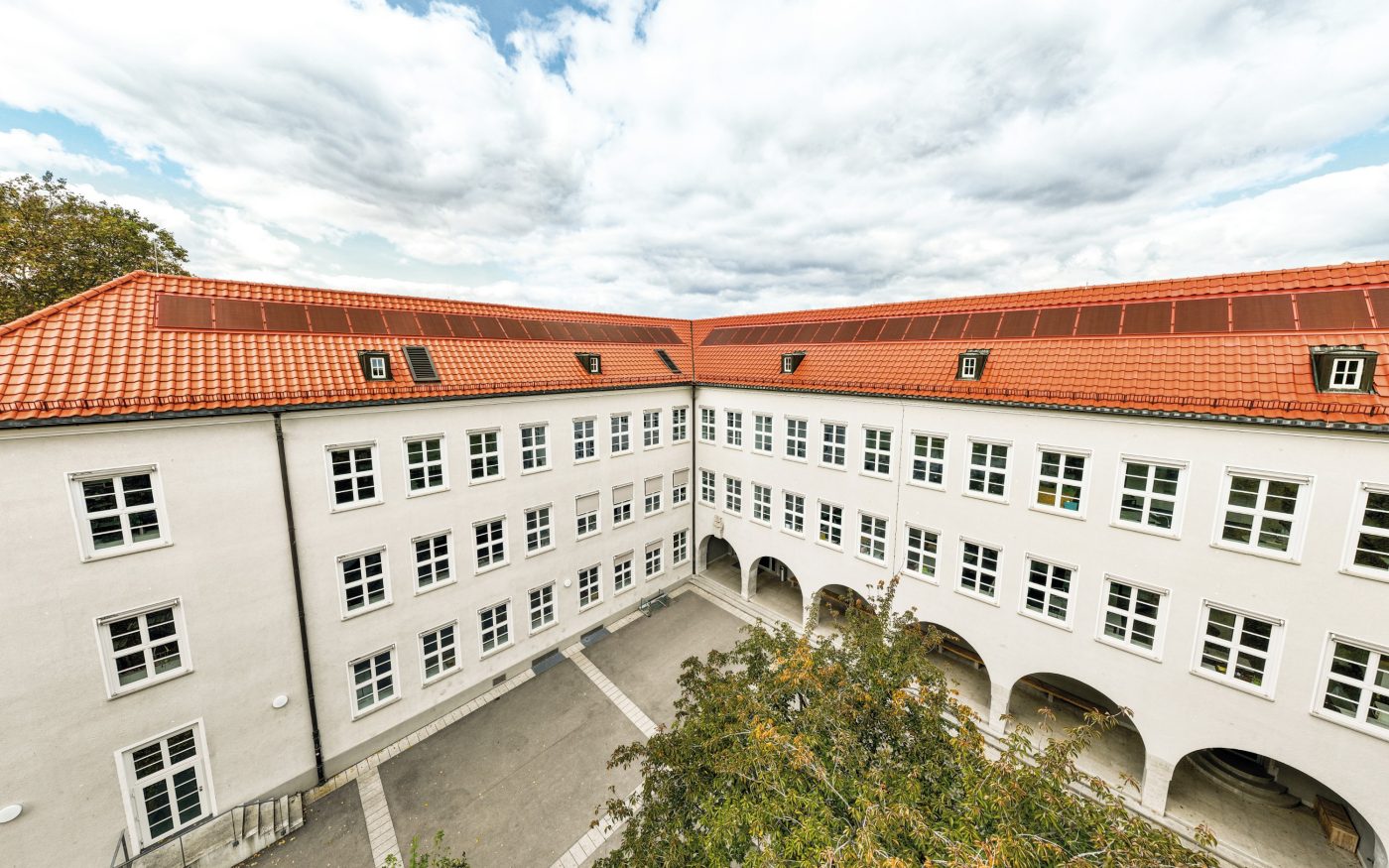 Referenzobjekt Schule Ludwigsburg. Verbaute Produkte: Koramic Alegra 8 rot engobiert und Wevolt X-Frame rot