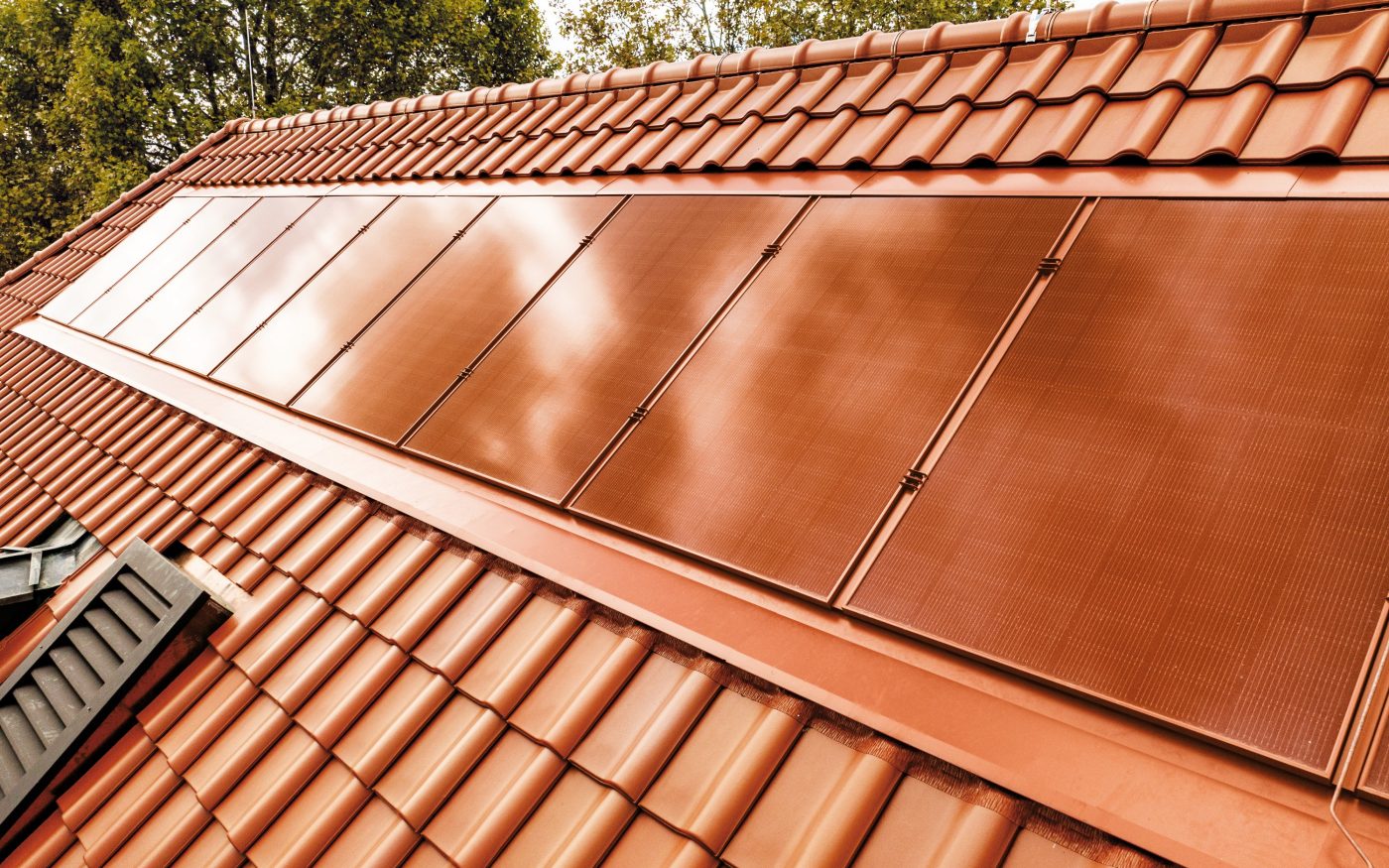 Referenzobjekt Schule Ludwigsburg. Verbaute Produkte: Koramic Alegra 8 rot engobiert und Wevolt X-Frame rot