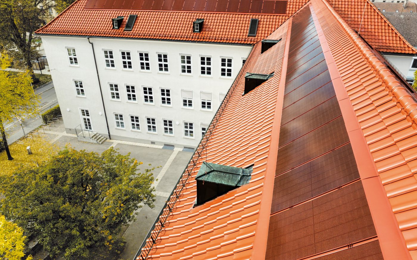 Referenzobjekt Schule Ludwigsburg. Verbaute Produkte: Koramic Alegra 8 rot engobiert und Wevolt X-Frame rot
