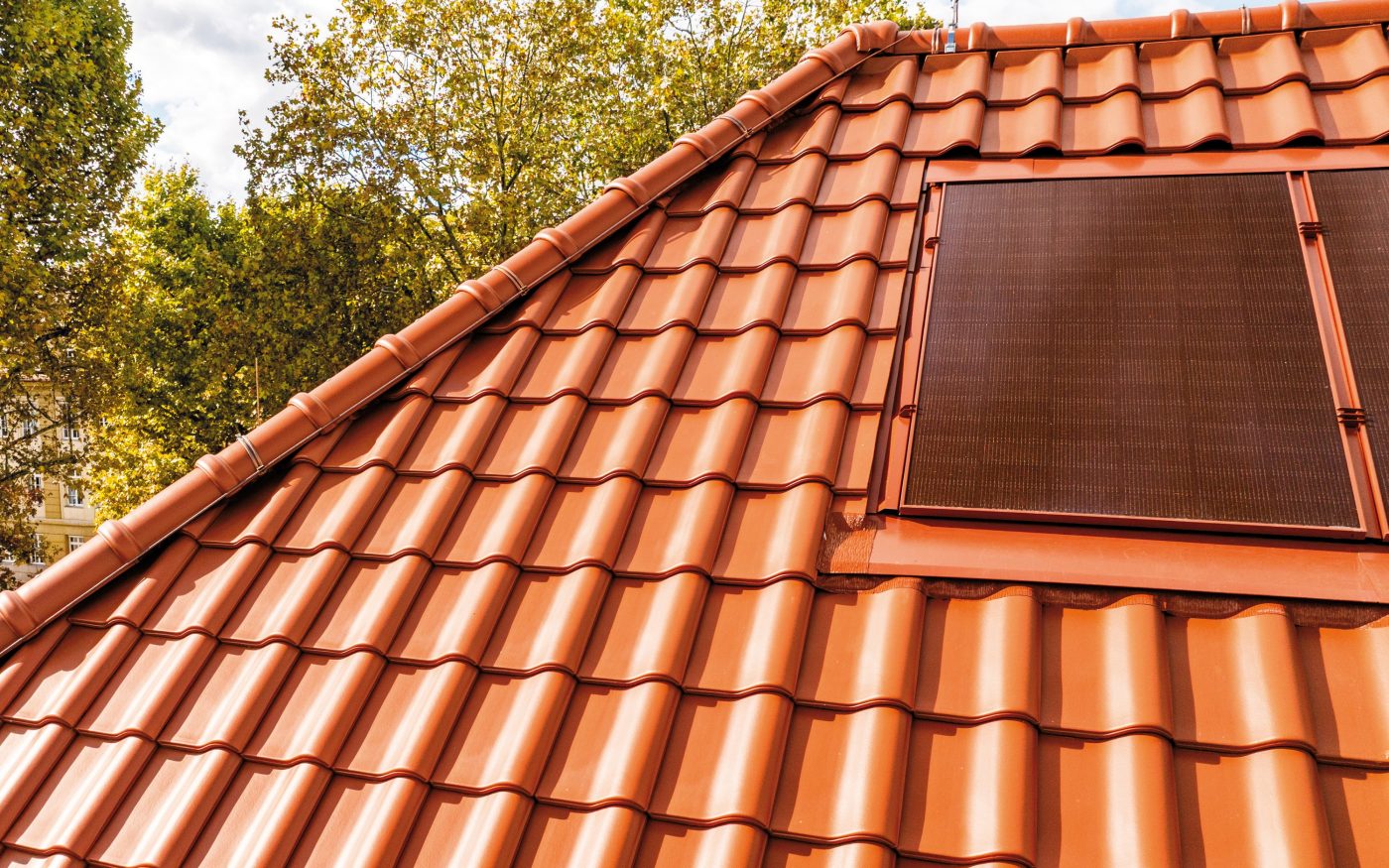 Referenzobjekt Schule Ludwigsburg. Verbaute Produkte: Koramic Alegra 8 rot engobiert und Wevolt X-Frame rot