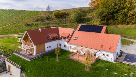 Vino Gross reference building in Zgornja Kungota (Slovenia), constructed with IZO Profi and Profi bricks, as well as Tondach roof tiles of various models and colors.
