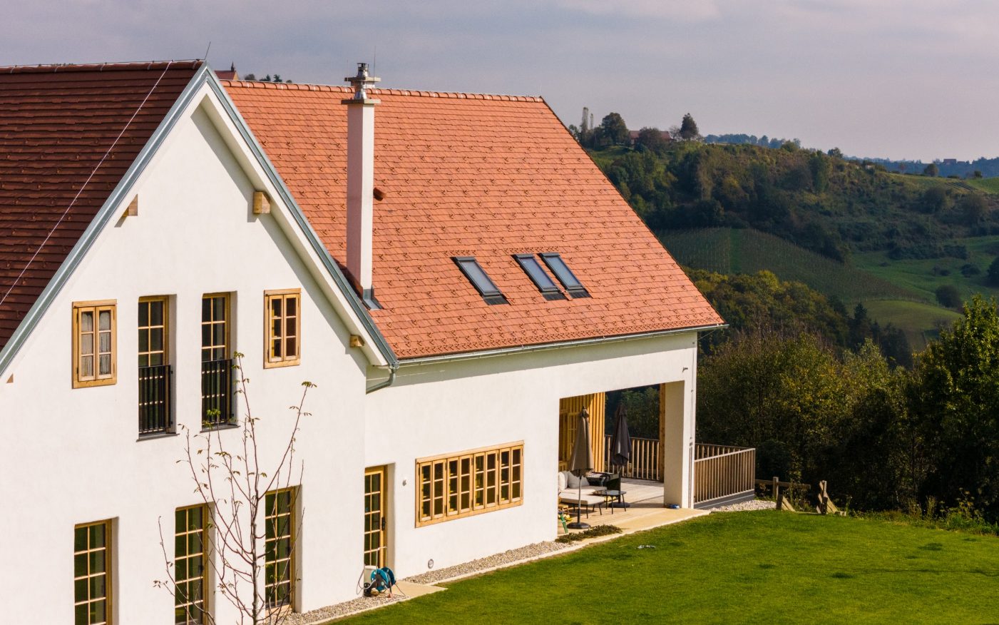 Vino Gross reference building in Zgornja Kungota (Slovenia), constructed with IZO Profi and Profi bricks, as well as Tondach roof tiles of various models and colors.