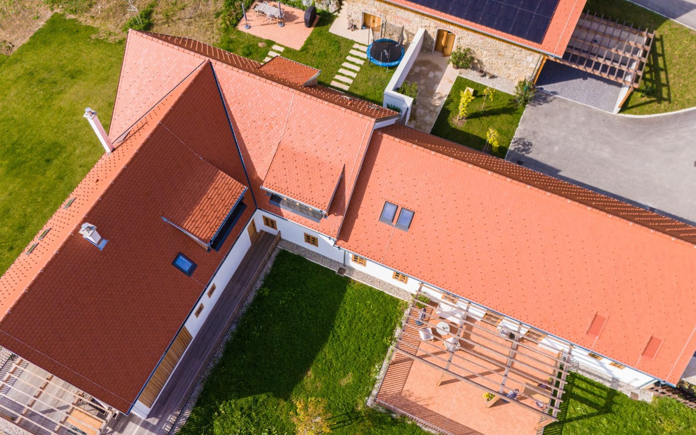 Vino Gross reference building in Zgornja Kungota (Slovenia), constructed with IZO Profi and Profi bricks, as well as Tondach roof tiles of various models and colors.