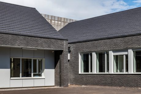 Koramic Terca Monde VANINETTI Rosny-sur-Seine et SISAP Saint-Cyr l'Ecole VANINETTI Rosny-sur-Seine SISAP Saint-Cyr l'Ecole Ville de Fontenay-le-Fleury Ville de Fontenay-le-Fleury Agence architectureo OUAZI Emilie ET Agence Hamadryade DUMONT Julien Agence architectureo OUAZI Emilie ET Agence Hamadryade DUMONT Julien Terca Agora noir graphite Koramic Vauban 2 Droite Ardoise Terca Agora noir graphite Koramic Vauban 2 Droite Ardoise