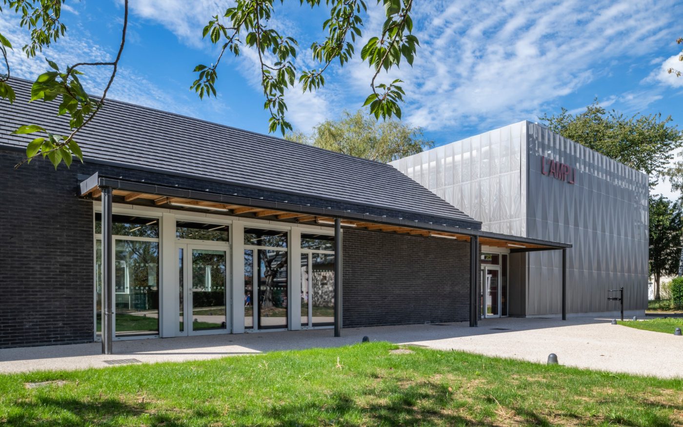 Koramic Terca Monde VANINETTI Rosny-sur-Seine et SISAP Saint-Cyr l'Ecole VANINETTI Rosny-sur-Seine SISAP Saint-Cyr l'Ecole Ville de Fontenay-le-Fleury Ville de Fontenay-le-Fleury Agence architectureo OUAZI Emilie ET Agence Hamadryade DUMONT Julien Agence architectureo OUAZI Emilie ET Agence Hamadryade DUMONT Julien Terca Agora noir graphite Koramic Vauban 2 Droite Ardoise Terca Agora noir graphite Koramic Vauban 2 Droite Ardoise