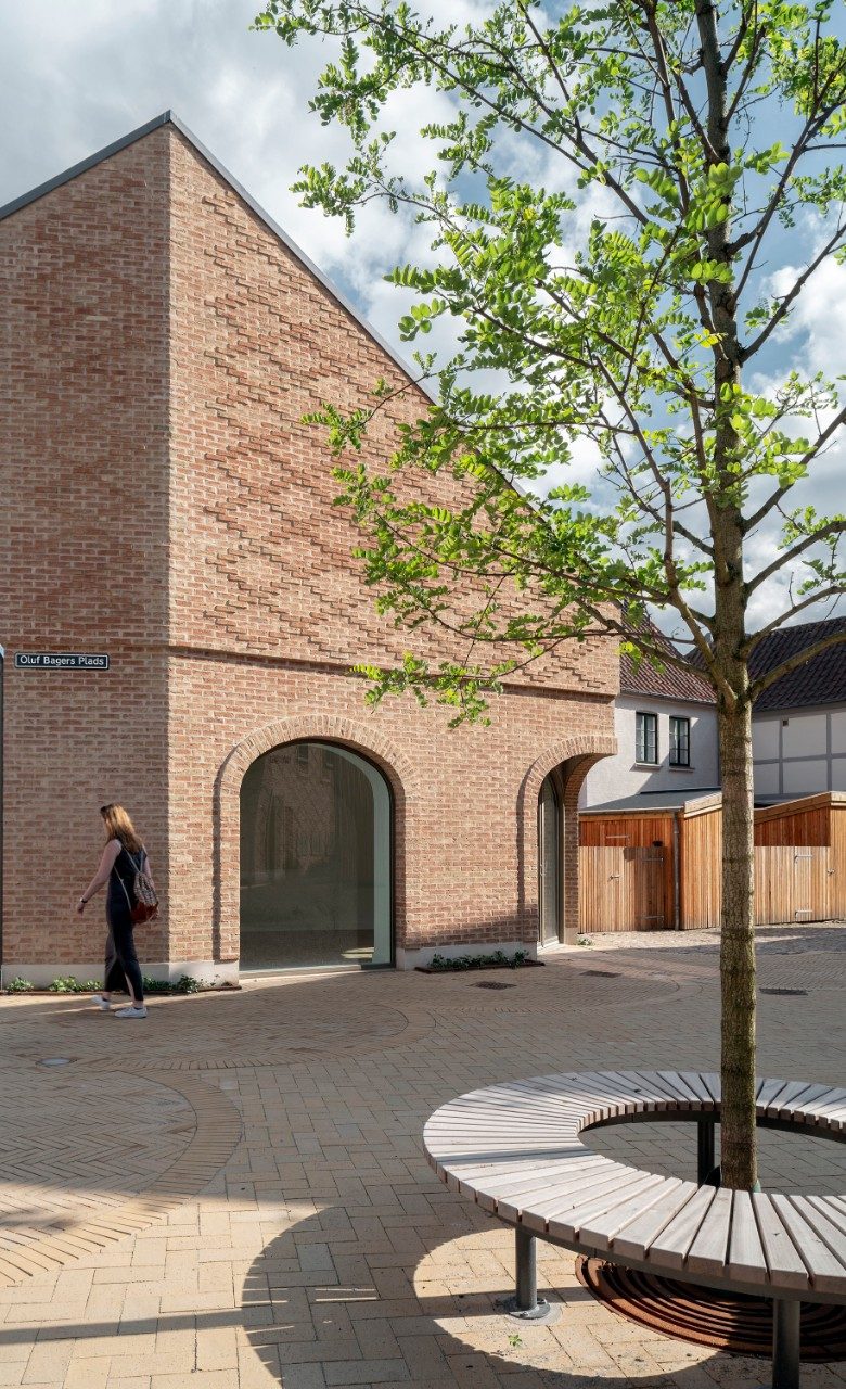 Apartment building, Oluf Bagers Plads, Gulroed haandstroegen