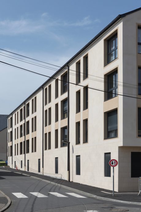 Collective dwelling with three levels. Résidence Safran, 2 et 4 rue Charles Lefauconnier 14150 OUISTREHAM. Label EP+ C-. Brick Porotherm GF R20.