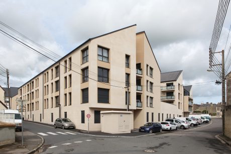 Collective dwelling with three levels. Résidence Safran, 2 et 4 rue Charles Lefauconnier 14150 OUISTREHAM. Label EP+ C-. Brick Porotherm GF R20.