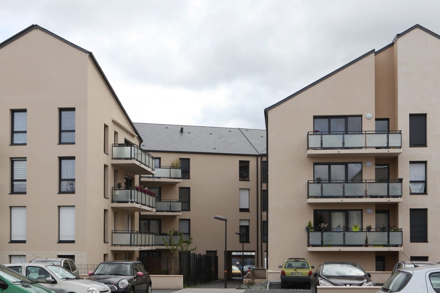 Collective dwelling with three levels. Résidence Safran, 2 et 4 rue Charles Lefauconnier 14150 OUISTREHAM. Label EP+ C-. Brick Porotherm GF R20.