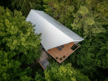 Perem Guesthouse project built with Tondach Planoton 9 FusionProtect white ceramic tiles. Architect: Roland Lieb, Photographer: Péter Rajkai    A Perem Vendégház tetője Tondach Planoton 9 FusionProtect fehér kerámiacserepekből épült. Építész: Roland Lieb, fotós: Rajkai Péter