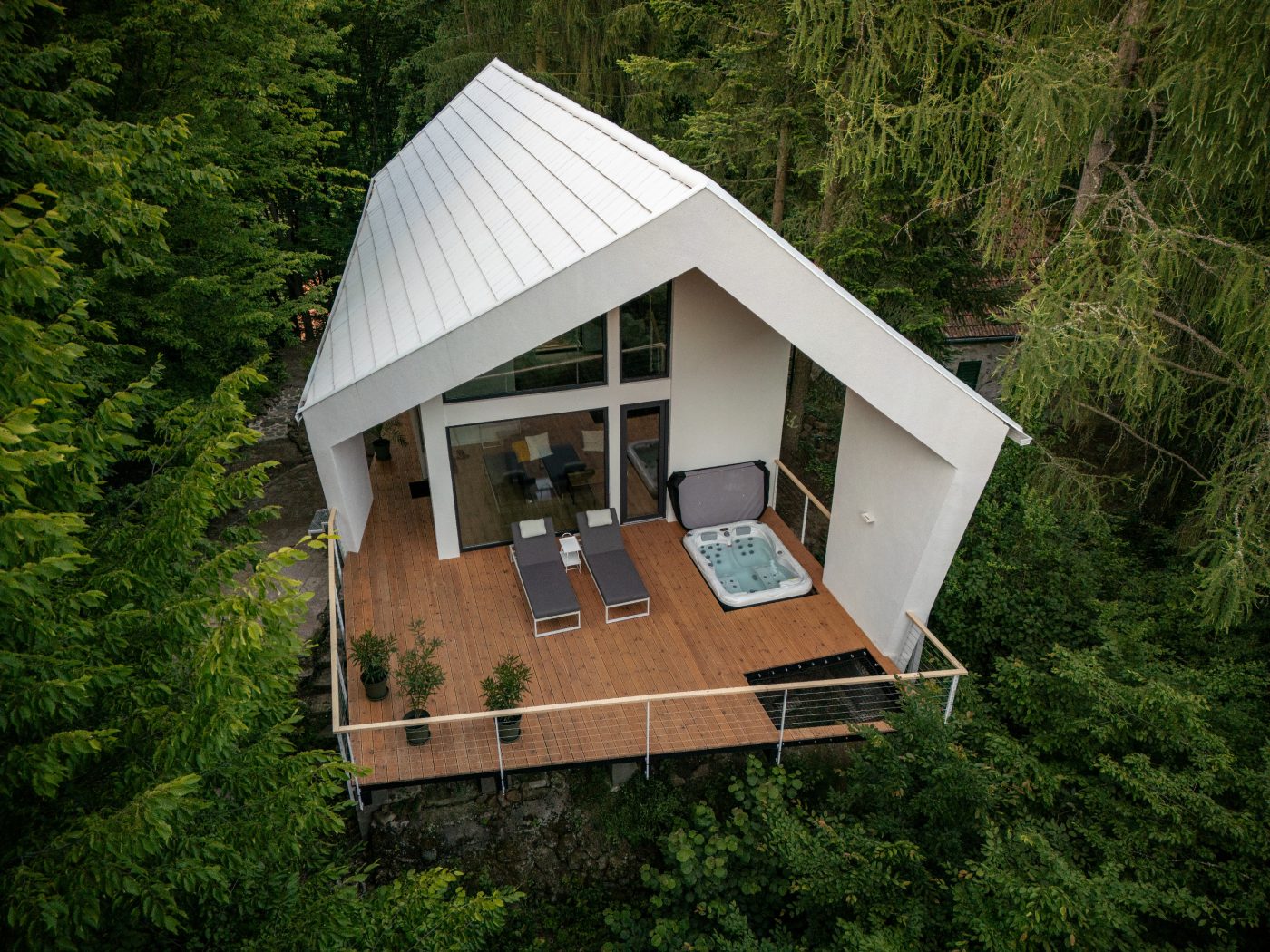 Perem Guesthouse project built with Tondach Planoton 9 FusionProtect white ceramic tiles. Architect: Roland Lieb, Photographer: Péter Rajkai; A Perem Vendégház tetője Tondach Planoton 9 FusionProtect fehér kerámiacserepekből épült. Építész: Lieb Roland, fotós: Rajkai Péter